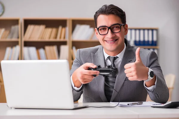 Empresario jugando juegos de ordenador en la oficina de trabajo — Foto de Stock