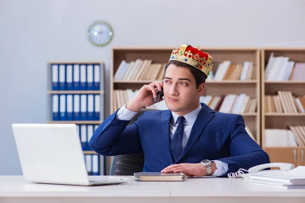 Rei empresário que trabalha no escritório — Fotografia de Stock