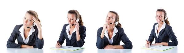 Assistente de call center respondendo a chamadas — Fotografia de Stock