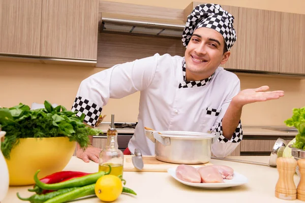 Giovane chef che lavora in cucina — Foto Stock