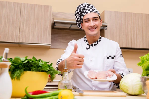 Joven chef trabajando en la cocina — Foto de Stock