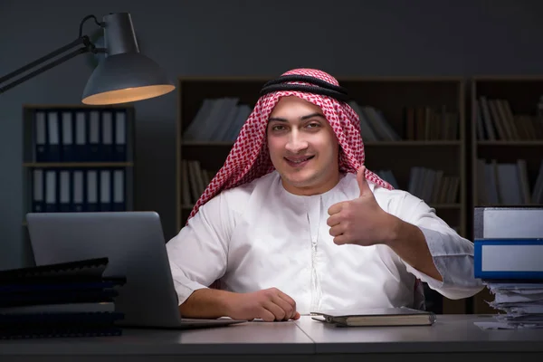 Arab üzletember sokáig dolgozik az irodában — Stock Fotó