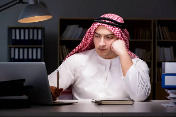 Arabský obchodník přesčas v kanceláři — Stock fotografie