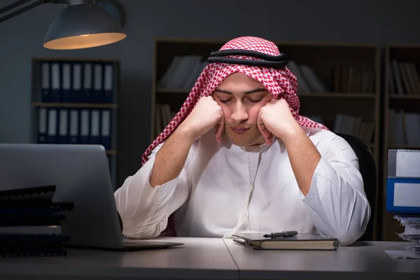 Arab businessman working late in office — Stock Photo, Image