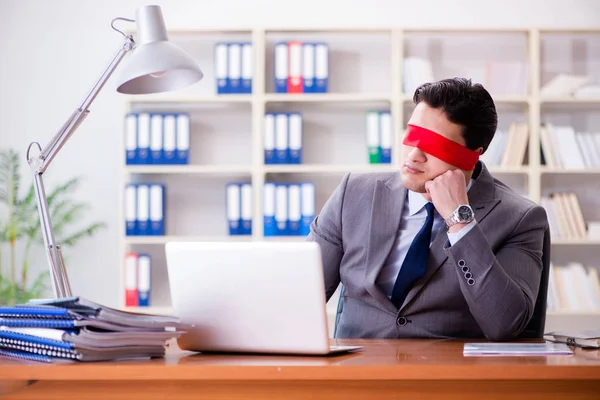 Blindfold affärsman sitter vid skrivbordet på kontoret — Stockfoto