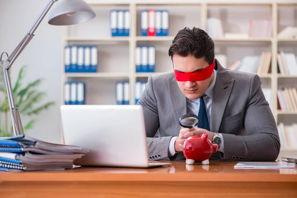 Empresário cego sentado na mesa no escritório — Fotografia de Stock