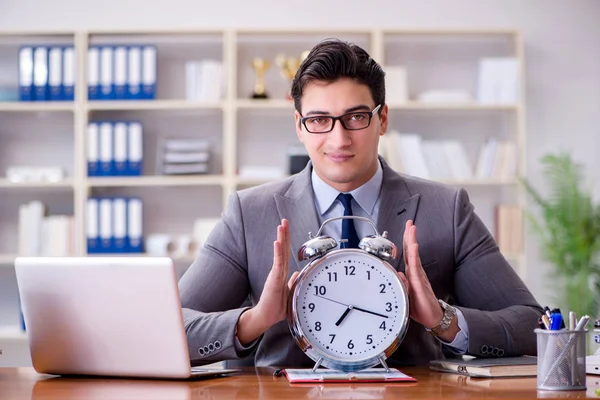 Jovem empresário no conceito de gestão do tempo — Fotografia de Stock