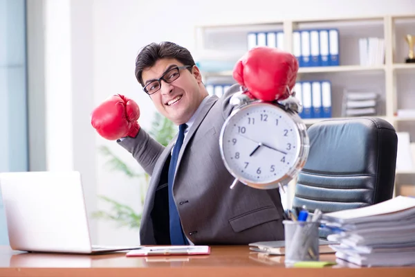 Rozzlobený podnikatel s boxerskými rukavicemi v konceptu managementu času — Stock fotografie