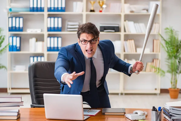 Enojado hombre de negocios agresivo en la oficina —  Fotos de Stock