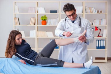 Travmatolog hastayla ilgileniyor.