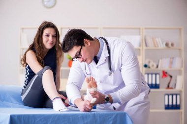 Travmatolog hastayla ilgileniyor.