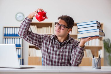 Öğrenci okul ücretini ödemek için kumbarayı soyuyor.