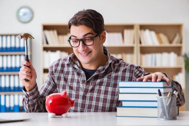 Öğrenci okul ücretini ödemek için kumbarayı soyuyor.