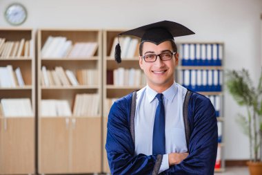 Üniversiteden mezun olan genç adam.