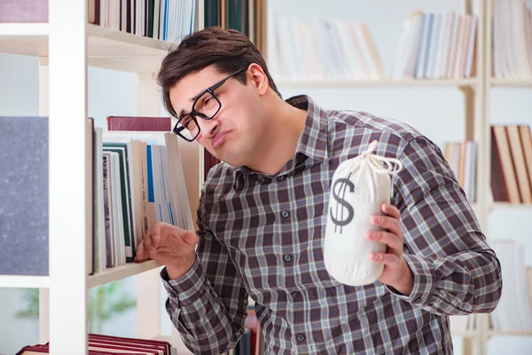 Junge Studentin in teurem Lehrbuchkonzept — Stockfoto