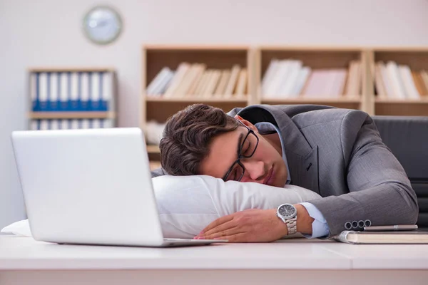 Cansado homem dormindo em casa tendo muito trabalho — Fotografia de Stock