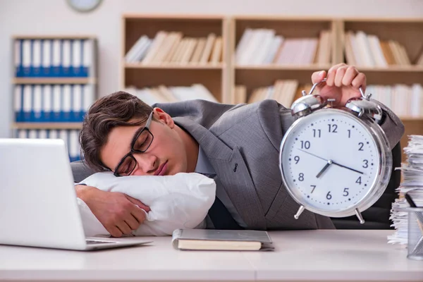 Cansado homem dormindo em casa tendo muito trabalho — Fotografia de Stock