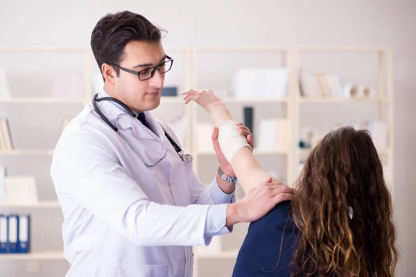 Traumatologe kümmert sich um den Patienten — Stockfoto