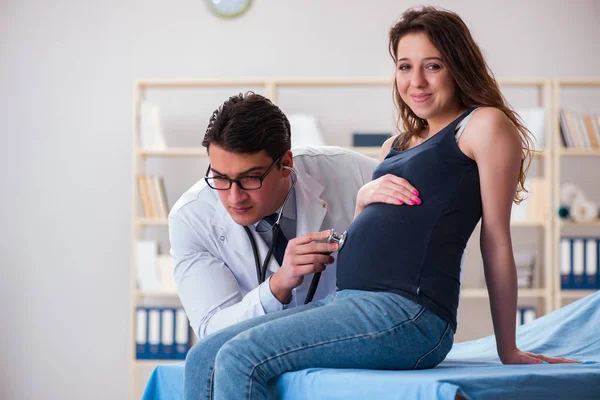 Médico examinando paciente mulher grávida — Fotografia de Stock