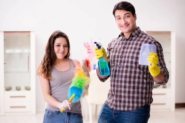 Esposa e marido fazendo limpeza em casa — Fotografia de Stock