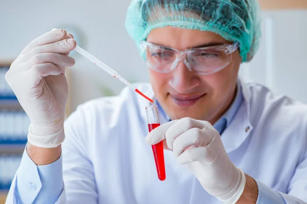 Jovem médico trabalhando em exames de sangue no hospital de laboratório — Fotografia de Stock