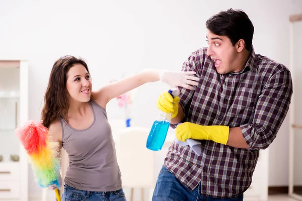 집에서 청소하는 일을 하는 아내와 남편 — 스톡 사진