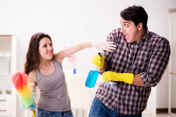 Esposa e marido fazendo limpeza em casa — Fotografia de Stock