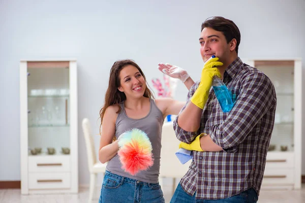 Esposa y marido haciendo limpieza en casa — Foto de Stock