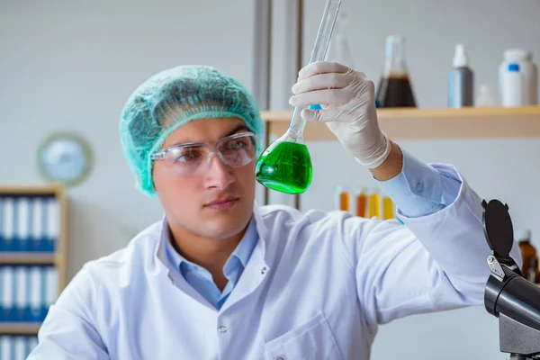 Científico biotecnológico trabajando en el laboratorio — Foto de Stock