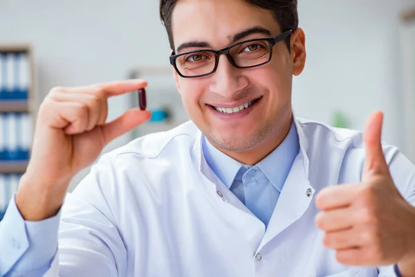 Médico sosteniendo medicamentos en el laboratorio —  Fotos de Stock