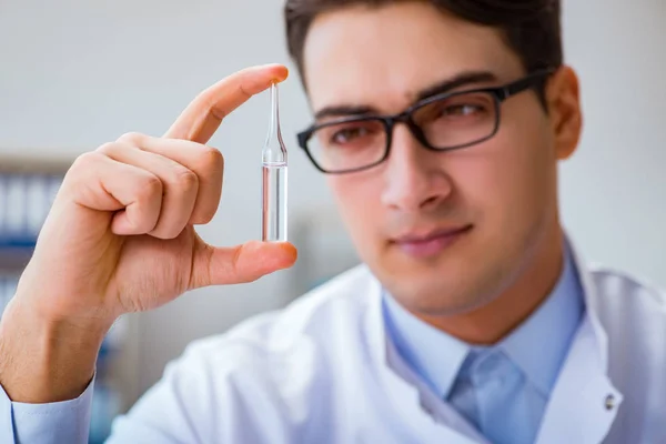 Doktor ilaç laboratuarda holding — Stok fotoğraf