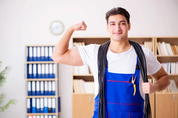 Adam evde elektrik tamiratı yapıyor. — Stok fotoğraf