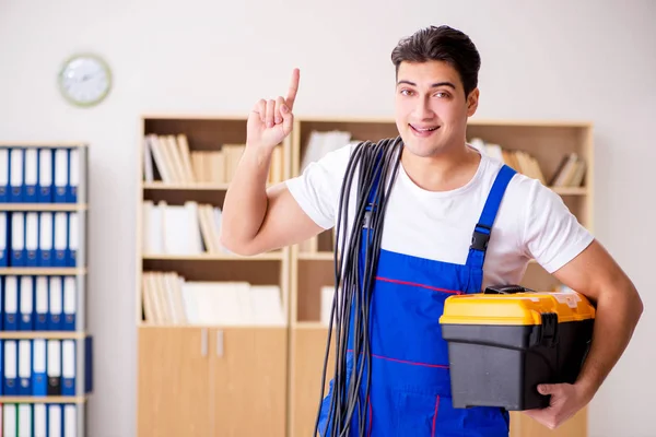 Uomo che fa riparazioni elettriche a casa — Foto Stock