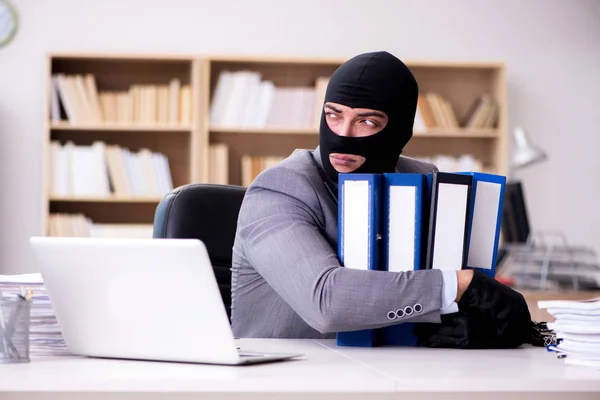 Homem de negócios criminoso usando balaclava no escritório — Fotografia de Stock