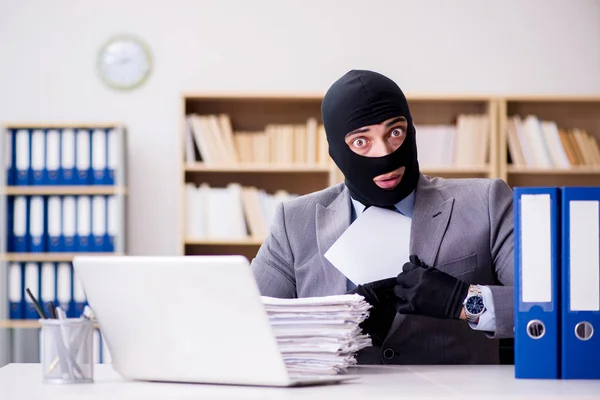 Empresário criminoso com balaclava no cargo — Fotografia de Stock