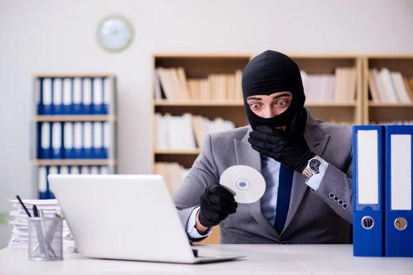 Empresário criminoso com balaclava no cargo — Fotografia de Stock