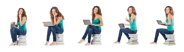 Studente con netbook seduto sui libri — Foto Stock