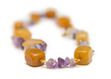 Whtie arka plan üzerinde izole zarif mücevherler