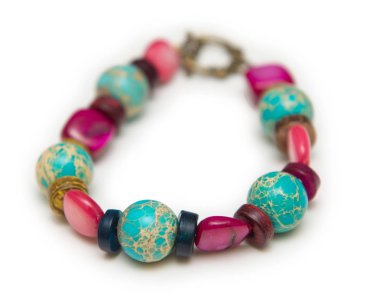 Whtie arka plan üzerinde izole zarif mücevherler