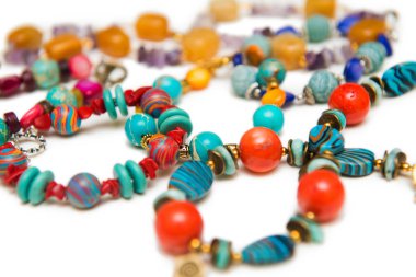 Whtie arka plan üzerinde izole zarif mücevherler