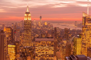 Günbatımında New York Manhattan 'ın gece manzarası