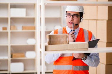 Posta paketi teslimat ofisinde çalışan bir adam.