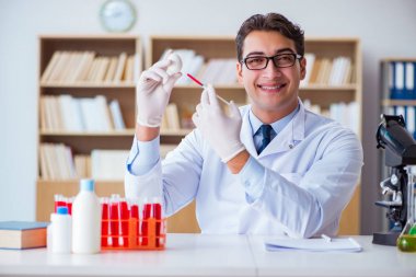 Bilim adamı organik meyve ve sebzeler üzerinde çalışıyor.