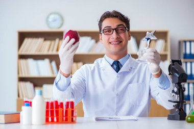 Doktor bilim adamı araştırması için ödül alıyor.