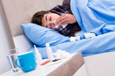 Hasta adam yatakta ilaç ve uyuşturucu alıyor.