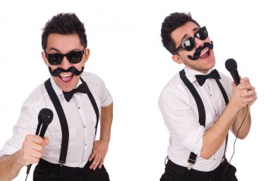 Komik adam beyaz izole mikrofon ile