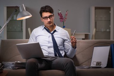 İşadamı işkolik evde geç saatlere kadar çalışıyor