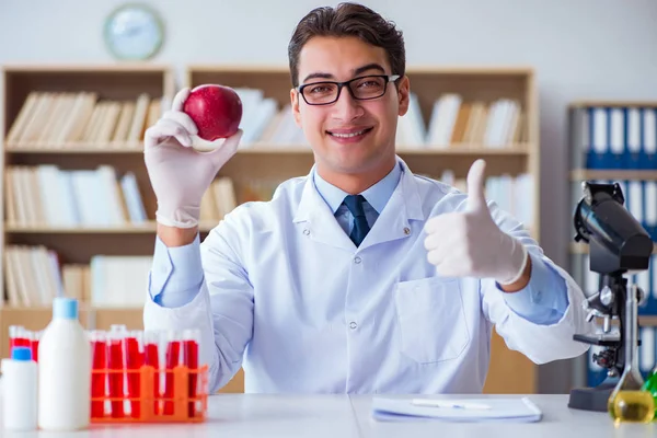 Científico trabajando en frutas y verduras orgánicas —  Fotos de Stock