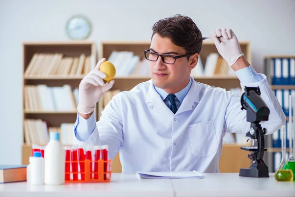 Scientist working on organic fruits and vegetables — Stock Photo, Image