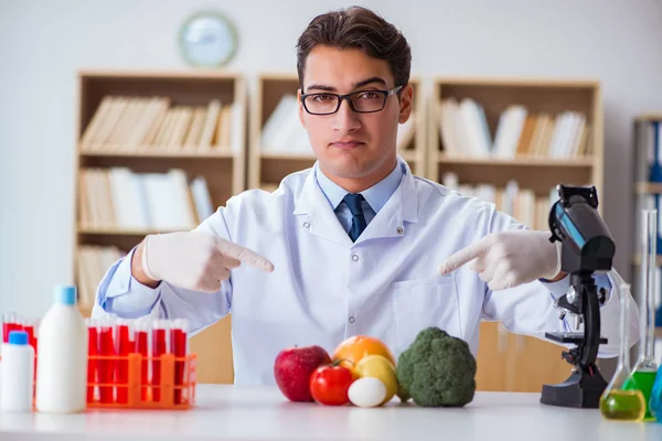 남자 의사 가과 일 과 채소를 검사한다 — 스톡 사진